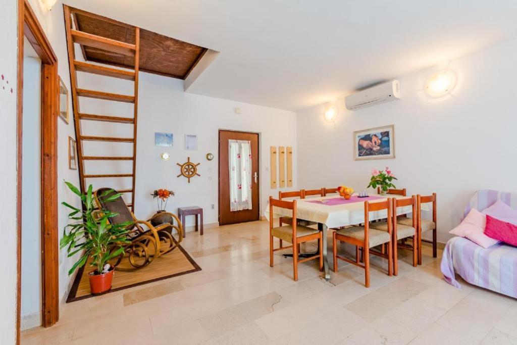 Apartment Duje Supetar