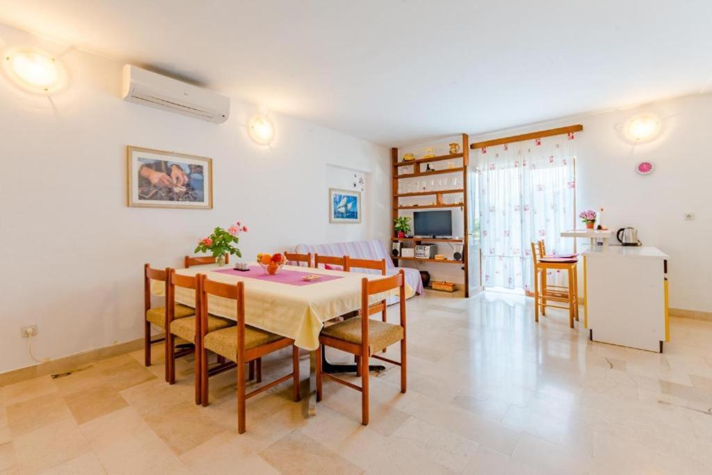 Duje Apartment *